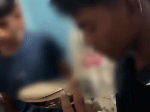 नाबालिग से चोरी के आरोप में चप्पल पर थूक चटवाया:मोतिहारी में घटना के 6 दिन बाद वीडियो वायरल, लोगों की पहचान कर होगी कार्रवाई