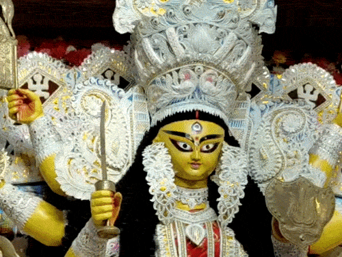 महाष्टमी पर विशेष अनुष्ठान, बंगाली परंपरा में आज कन्या पूजन:सिंहासन पर विराजेंगी माता स्वरूप कुंवारी; संधि पूजा में जलेंगे 108 दीप, मां को चढ़ेंगे 108 कमल