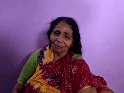 सोनीपत में बुजुर्ग महिला को हिप्नोटाइज कर गहने ठगे:कागज पर फूंक मार आग लगा झांसे में लिया; पत्ते पर कंकड़ रख उतरवाएं सोने-चांदी के गहने