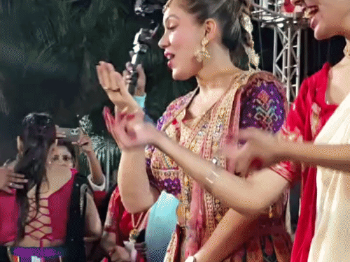 ‘तारक मेहता का उल्टा चश्मा’ की बबीताजी उज्जैन पहुंचीं:पार्क पैलेस में सिंधी समाज के गरबा आयोजन में हुईं शामिल, स्टेज पर किया गरबा