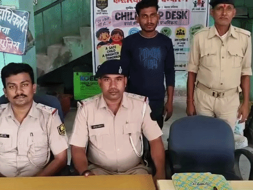 शादी के लिए घर से भगाकर गर्लफ्रेंड को बेचा:2.30 लाख में कोलकाता के रेड लाइट एरिया भेजा, थानाध्यक्ष ने कस्टमर बनकर बचाया, आरोपी गिरफ्तार