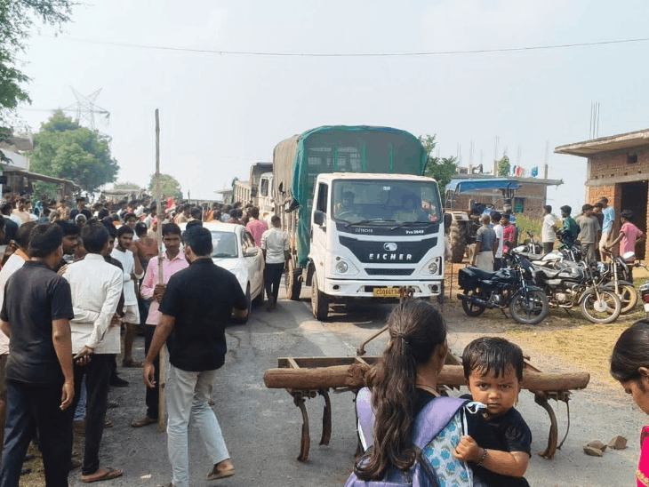 सूरजपुर में तेज रफ्तार ट्रैक्टर ने महिला को कुचला:मौके पर मौत के बाद ग्रामीणों ने MP-CG रोड जाम किया, अवैध क्रेशर हटाने की मांग