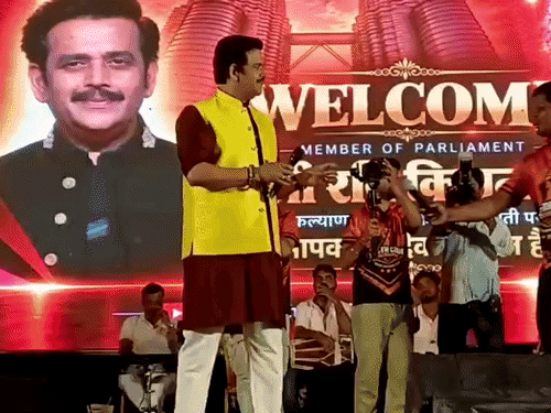 नवरात्रि कार्यक्रम में पहुंचे पवन सिंह और रवि किशन:मुंगेर में भीड़ के कारण पवन सिंह का शो रोकना पड़ा