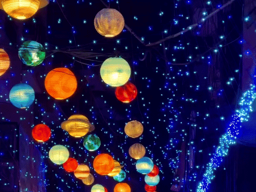काशी में बने अनोखे दुर्गा पंडाल, PHOTO:कहीं स्पेस और UFO थीम, तो कहीं बना भूत बंगला, तो कहीं फोन रूपी महिसासुर का वध
