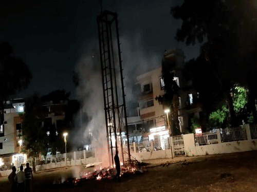 इंदौर में दशहरे से एक दिन पहले जला रावण:शॉर्ट सर्किट से पुतले में लगी आग, कल शाम को होना था दहन
