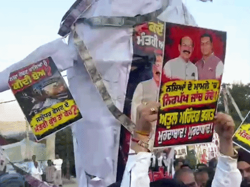 जालंधर में आप के खिलाफ बीजेपी का प्रदर्शन:बाबू जगजीवन राम चौक पर सीएम मान और मंत्री का पुतला फूंका,नशे की बढ़ती समस्या और पुलिस-प्रशासन पर लगाए आरोप।