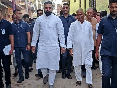 दशहरा पर असरगंज के दुर्गा मंदिरों में पहुंचे CM:बिहार की सुख-समृद्धि की कामना की, पूजा समिति ने अंगवस्त्र देकर किया सम्मानित