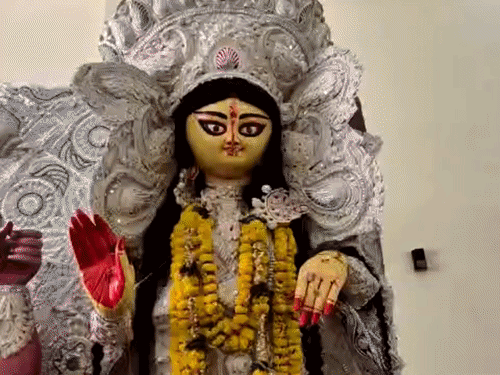 काशी में सिंदूर खेला के साथ माता को विदाई; PHOTO:105 साल पुरानी दुर्गोत्सव समिति में भावुक हुईं महिलाएं