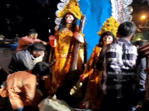गंदे पानी में मां के विसर्जन पर Gen Z नाराज:बोले- चाहते हैं मां जैसे कैलाश से आती हैं, वैसे ही लौटें