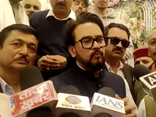 सांसद अनुराग का दावा- कांग्रेस के कई नेता छोड़ेंगे पार्टी:आखिरी साल में और बढ़ेगी टूट, बोले-जनता ही नहीं, कांग्रेस नेता भी नीतियों से तंग