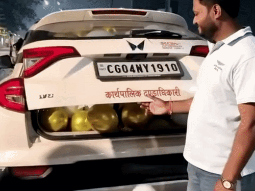 रायपुर के नायब तहसीलदार ने बीच सड़क में काटा केक…VIDEO:गाड़ी रोकर सलमान खान के गाने पर बनाई रील, आतिशबाजी भी की; सोशल मीडिया में हुए वायरल