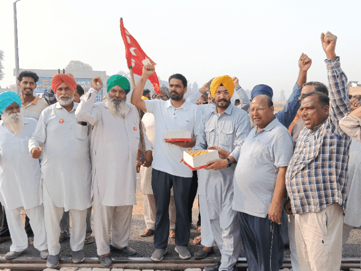 रेल ट्रैक जाम करने के अल्टीमेटम से पहले खुला रास्ता:जाखल में किसानों ने रोकी थी ट्रेन; अब फाटक खुलते ही बांटे लड्डू