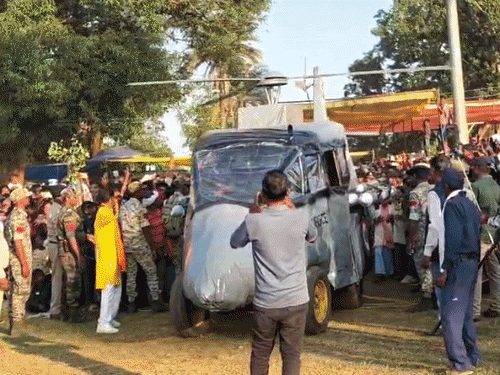 दशहरा मेले में अमित शाह के आगमन की झांकी:कोंडागांव के मैनपुर में हेलीकॉप्टर मॉडल देखने उमड़ी भीड़, सांसद और विधायक भी हुए शामिल