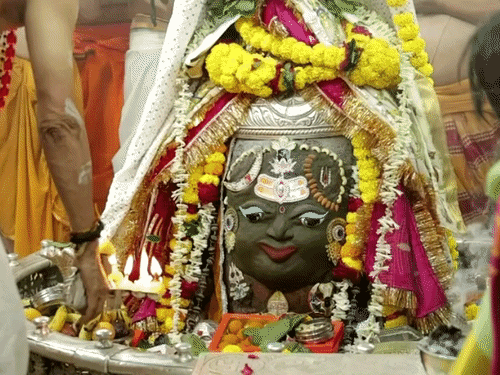 राजा स्वरूप में सजे बाबा महाकाल…भस्म आरती में उमड़े श्रद्धालु:जलाभिषेक कर पंचामृत पूजन किया, भांग-चंदन तिलक और आभूषण अर्पित किए; त्रिपुंड लगाया
