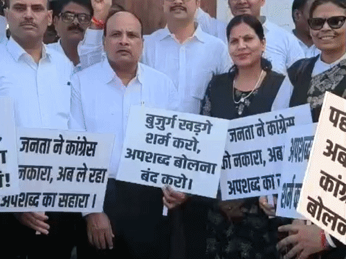 ‘बुजुर्ग खड़गे शर्म करो’ पोस्टर के साथ BJP का प्रोटेस्ट:पटना में सड़क पर उतरे कार्यकर्ता; कांग्रेस अध्यक्ष ने कहा था- मोदी का बाप भी जाएगा