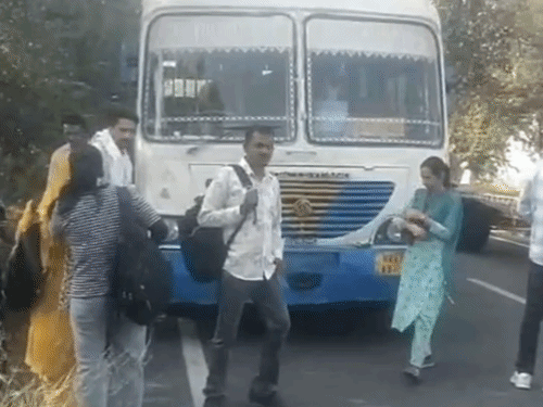 चलती रोडवेज बस का टायर फटा, 50 यात्री बचे:ड्राइवर ने समय रहते रोकी; भट्टूकलां से फतेहाबाद आ रही थी