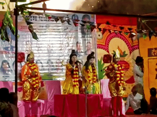 रावण से अंगद तक के किरदार, मंचन के लिए लौटती:13 साल से बेटियां संभाल रहीं रामलीला की विरासत, 25 लड़कियों की टोली,