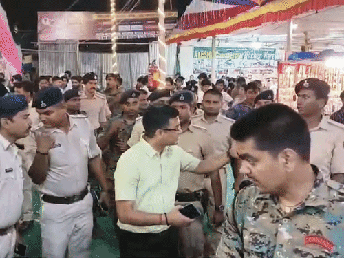 दरभंगा- डीएम, एसएसपी ने देर रात जांची सुरक्षा व्यवस्था:दुर्गापूजा पंडालों में पहुंचकर व्यवस्थाएं देखी, ड्यूटी पर तैनात पुलिस पदाधिकारियों की उपस्थिति की भी ली जानकारी