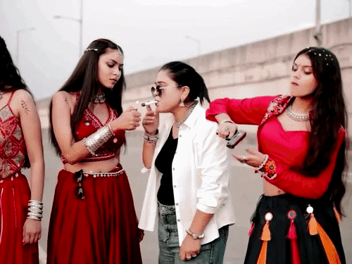 गरबा ड्रेस पहनकर लड़कियों ने फूंकी सिगरेट, लहराई बंदूक, VIDEO:’बेगम बगैर बादशाह किस काम का’ गाने पर रील बनाई; हिंदू संगठन ने की शिकायत