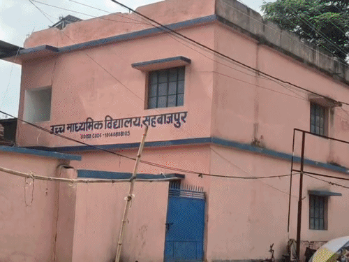 मुजफ्फरपुर- स्कूल की छत पर करंट लगने से झूलसी छात्राएं:तीन में से एक की हालत गंभीर, 11 हजार वोल्ट के तार की चपेट में आने की आशंका