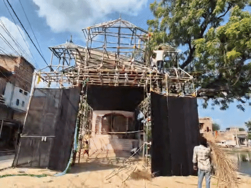 चुना भट्टी का दुर्गा पूजा पंडाल बनेगा ‘मिथिला धाम’:20 लाख रुपए खर्च होने का अनुमान, 60 कारीगर दे रहे भव्य रूप; फायर ब्रिगेड ने किया निरीक्षण