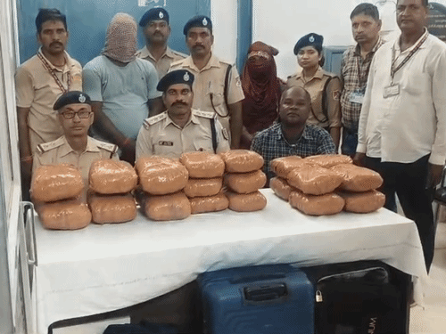 औरंगाबाद- 27.429 किलो गांजा के साथ महिला समेत दो गिरफ्तार:ओडिशा से बिहार लाई जा रही थी खेप, नारकोटिक्स को पटना से मिली थी गुप्त सूचना