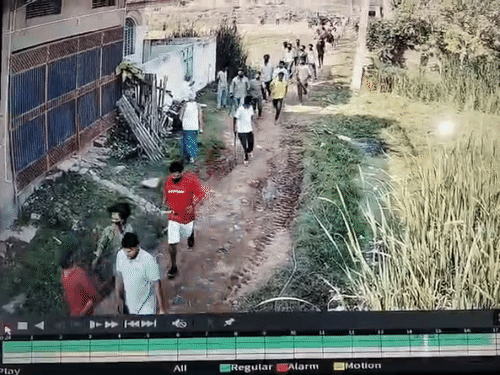 गयाजी- जमीन विवाद में तीन दिन बाद पुलिस की सफाई:कहा- पूर्व एडीजी नहीं, आरोपी रिटायर्ड जज का बेटा है, घटनास्थल से सुतली बम बरामद; 2 गिरफ्तार