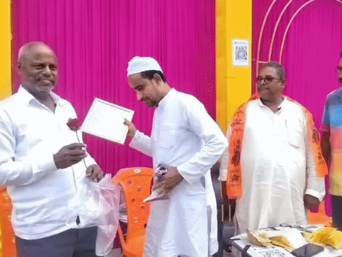 औरंगाबाद- दुर्गापूजा समिति का मुस्लिम समुदाय ने किया स्वागत:आरती में शामिल होकर ग्रहण किया प्रसाद, कमेटी के सदस्यों को पहनाया पगड़ी