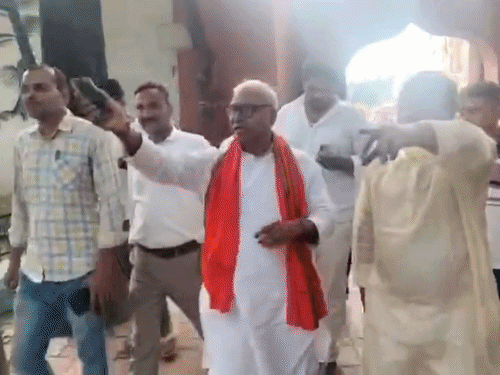 बेगूसराय- स्नातक चुनाव में स्लो वोटिंग पर भड़के भाजपा उम्मीदवार:सर्वेश कुमार ने की बूथ रद्द करने की मांग, बोले- 4 बजे के बाद भी लाइन में थे मतदाता