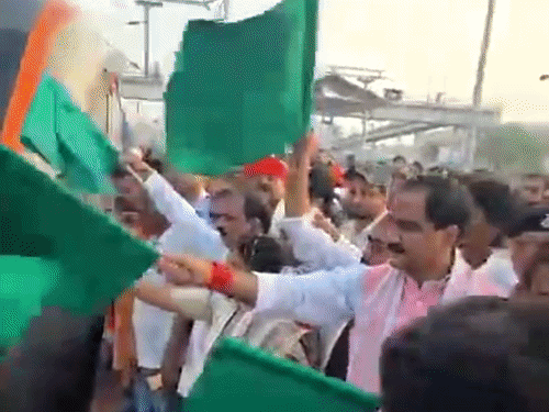 गांधी जयंती पर लहेरियासराय को सौगात:नमो भारत रैपिड ट्रेन का ठहराव शुरू, सांसद ने हरी झंडी दिखाकर किया रवाना; यात्रियों को राहत