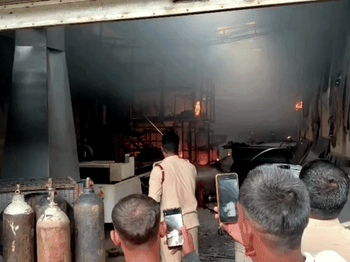 लेजर कटिंग मशीन के गोदाम में लगी भीषण आग:50 लाख की दो सीएनसी मशीनें समेत कच्चा माल जलकर राख; शॉर्ट सर्किट की आशंका