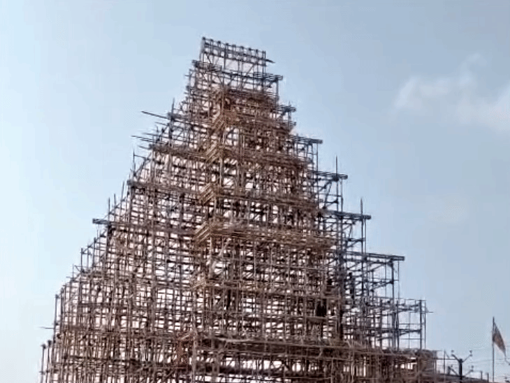 औरंगाबाद- दुर्गा पूजा में बनाया जा रहा भव्य पंडाल:कहीं समुद्र मंथन तो कहीं दिखेगा देवघर मंदिर का स्वरूप; धर्मशाला में 1921 से चली आ रही पूजा की परंपरा