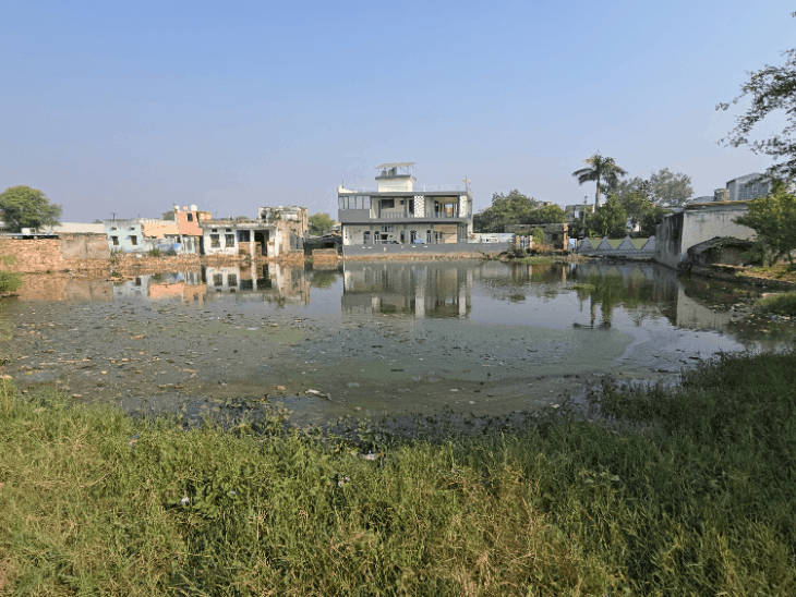 मंडावरा-कुड़गांव में पंचायत चुनाव से पहले समस्याओं का अंबार:जलभराव, पेयजल संकट और गंदगी से ग्रामीण परेशान; सफाई-बिजली की मांग