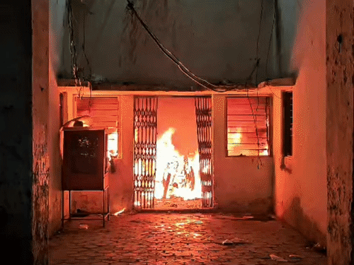 बिलासपुर के अटल आवास में आग लगी, 5 बाइक जलीं:दहशत में छत से कूदे महिलाएं-बच्चे, युवक का पैर फ्रैक्चर; शॉर्ट-सर्किट से हादसे की आशंका