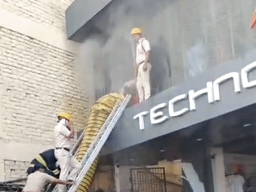 भागलपुर में मॉल के स्टॉक रूम में लगी आग:6 हजार कपड़े जलकर राख, शॉर्ट सर्किट की आशंका; फायर ब्रिगेड ने 2 घंटे में पाया काबू
