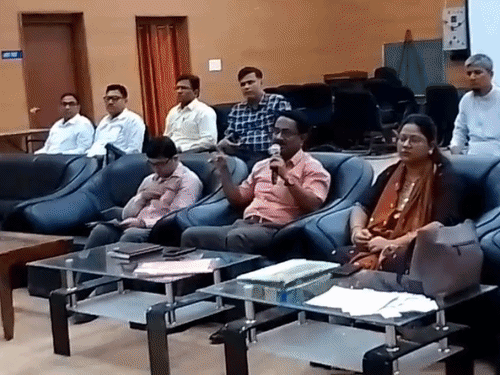 MLC चुनाव- मतगणना कक्ष, सुरक्षा, प्रवेश-निकास व्यवस्था का किया निरीक्षण:दरभंगा स्नातक, शिक्षक निर्वाचन क्षेत्र की वोटिंग की तैयारी तेज, नए खेल भवन का डीएम ने लिया जायजा