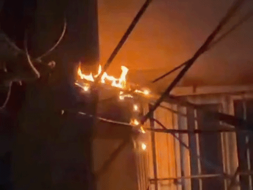 भागलपुर- 1 घंटे तक जलता रहा 440 वोल्ट का तार:दहशत में रहे लोग, बोले- सूचना के बावजूद नहीं पहुंचे बिजली विभाग के कर्मचारी