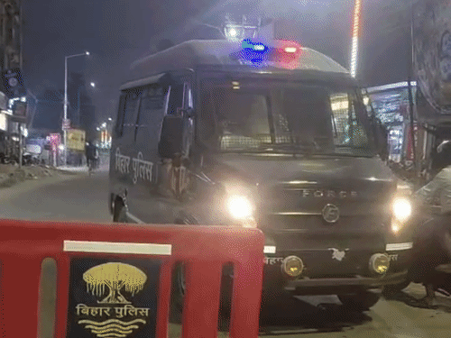 भागलपुर- फर्जी डीएसपी के घर पुलिस ने बजाया ढोल:नौकरी का झांसा देकर कैंसर पीड़ित से 5.60 लाख ठगे; घर पर इश्तेहार चस्पा, अब कुर्की-जब्ती की तैयारी