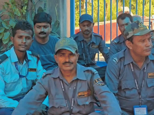 दरभंगा- 5 महीने से सैलरी नहीं, सुरक्षा गार्डों का धरना:बकाया भुगतान, हर महीने 10 तारीख तक वेतन की मांग; पावर ग्रिड के सामने बैठकर की नारेबाजी
