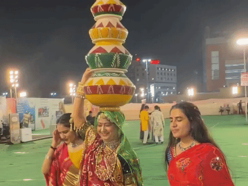 राजस्थान के सबसे बड़े गरबे में पहुंचे ‘यमराज’:सिर पर 21 किलो की मटकियां रखकर पहुंची महिला; अलग-अलग राज्यों के खाने का स्वाद ले रहे लोग