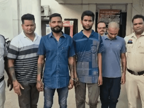 सस्पेंडड कॉन्स्टेबल ने खुद के घर में की चोरी:नशे के लिए दोस्तों संग मिलकर बनाया प्लान, 3 आरोपियों से जेवरात और बुलेट बरामद