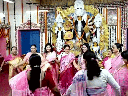 दुर्गाबाड़ी में बंगाली परंपरा से मां की अराधना:पट खुलते ही उमड़ी भीड़, 95 साल में पहली बार महिलाओं को आयोजन की जिम्मेदारी