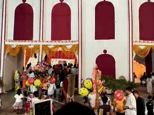 समस्तीपुर में दक्षिणेश्वर कली मंदिर की तरह पूजा पंडाल:शिवकली दुर्गा मंदिर में महानवमी पर खोईंछा भरने की परंपरा; श्रद्धालुओं के लिए कुर्सी, पानी, कुलर की व्यवस्था