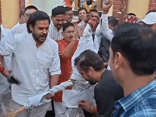 पीएम मोदी के पिता पर टिप्पणी से भड़के भाजपा कार्यकर्ता:गयाजी में कांग्रेस अध्यक्ष खड़गे का पुतला फूंका, बोले- राजनीतिक विरोध में परिवार को न घसीटें