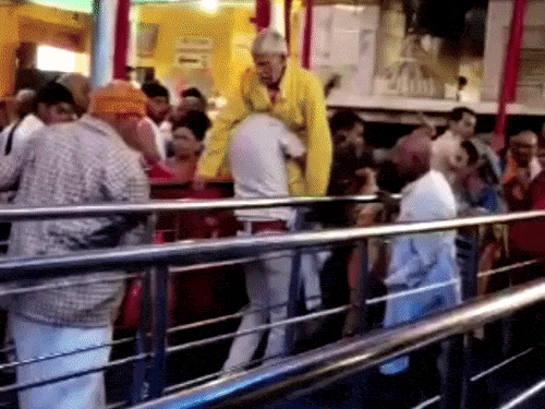 विष्णुपद मंदिर में बिगड़ी बुजुर्ग की तबीयत:भीड़ के बीच बेहोश होकर गिर पड़े, गोद में उठाकर स्वास्थ्य केंद्र तक ले गए SI