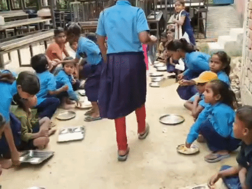 दरभंगा- किरतपुर प्राइमरी स्कूल में एक कमरे में तीन क्लास:बेंच-डेस्क, ईंटों के सहारे टिकी स्कूल की छत; जर्जर बिल्डिंग में पढ़ रहे 191 बच्चे