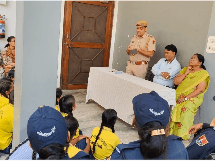 स्कूली स्टूडेंट्स को साइबर क्राइम से बचने के बताए उपाए:हेल्पलाइन नंबरों की दी जानकारी, महिला सुरक्षा के लिए भी किया जागरूक
