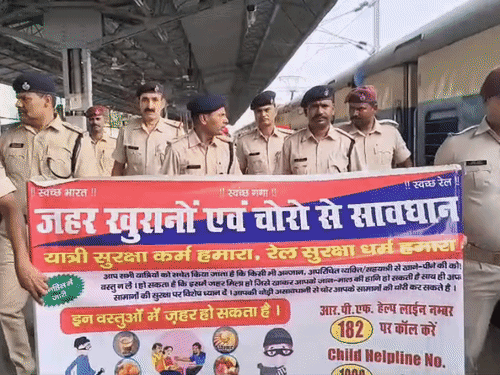 समस्तीपुर- दुर्गापूजा में ट्रेनों में बढ़ी भीड़, नशाखुरानी गिरोह सक्रिय:आरपीएफ-जीआरपी ने चलाया जागरूकता अभियान; यात्रियों को अजनबियों से दोस्ती, खाना-पानी लेने से किया मना