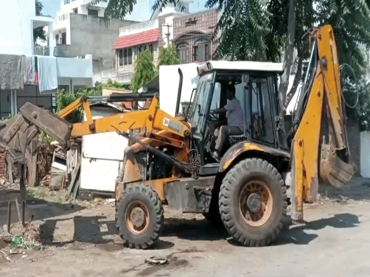 उदयपुर में अतिक्रमण पर एक्शन, 2 जगह कार्रवाई:नगर निगम और ट्रैफिक पुलिस की बड़ी कार्रवाई, बापू बाजार से सेक्टर 11 तक हटाया अतिक्रमण; 4 डंपर सामान जब्त