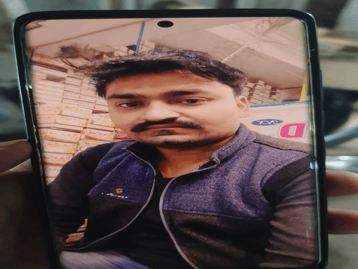 तेज रफ्तार कार ने एक्टिवा को मारी टक्कर:ग्वालियर में पिकनिक से लौट रहे नमकीन कारोबारी की मौत; दो दोस्त गंभीर, आरोपी चालक फरार